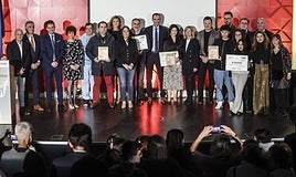 Foto de familia de la edición del pasado año, en la que fueron premiados Fundación Pioneros, Teléfono de la Esperanza y Cruz Roja.