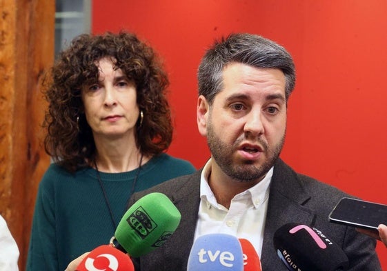 Javier García, con la exalcaldesa de Haro Lydia Rojas, una de los representantes de su candidatura.