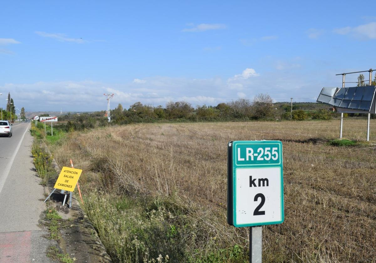 Terreno donde está proyectado el nuevo centro de salud de Alberite, en la carretera LR-255.