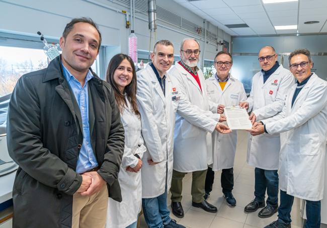 El vicerrector de la UR, Eduardo Fonseca, y el equipo de investigadores, de izquierda a derecha: Paula Oroz, Francisco Corzana, Alberto Avenoza, Alfredo Martínez, Héctor Busto y José Manuel Peregrina.