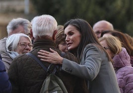 La reina Letizia saluda a un grupo de personas en el exterior del monasterio de Yuso.