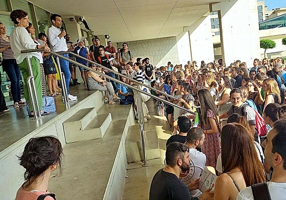 Opositores en la convocatoria de 2022 antes de entrar al examen.