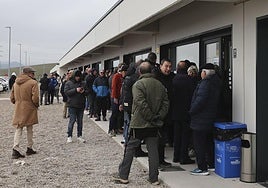 Abonados de la UD Logroñés esperan para comprar sus localidades para el 4 de enero.