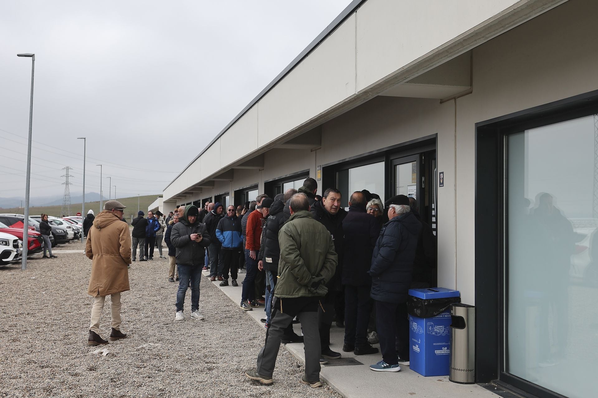 Abonados de la UD Logroñés esperan para comprar sus localidades para el 4 de enero.