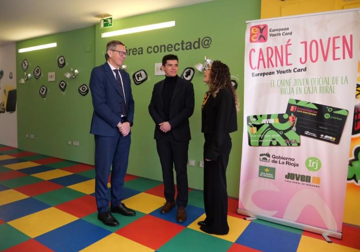 El director del IRJ, Juan Diego Alcaide, Ana García, de la empresa Binaia y Ernesto Navarrete, de Caja Rural de Navarra, en la presentación de la nueva propuesta educativa.