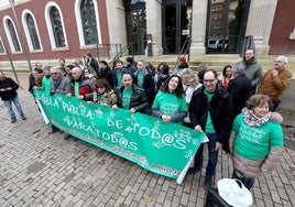 Los asistentes a la protesta en el IES Sagasta.