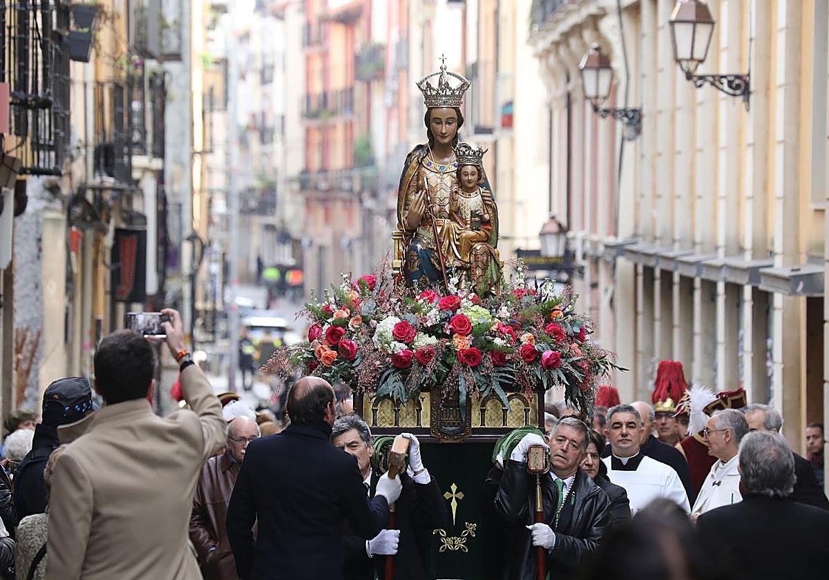 La procesión de la Virgen de la Esperanza, en imágenes
