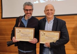 Justo Rodríguez y Roberto González Lastra posan con el premio.