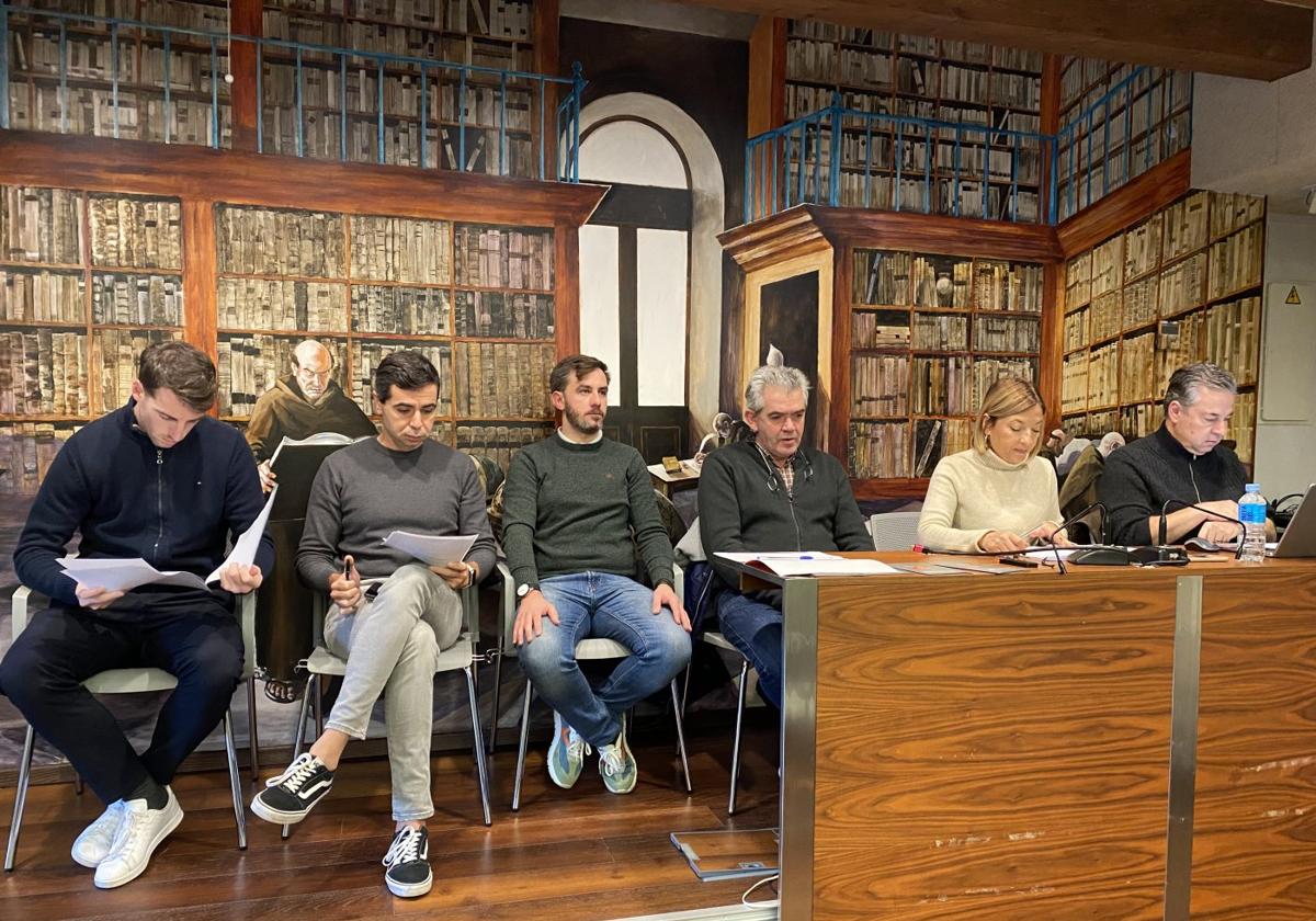 Concejales y alcaldesa del Ayuntamiento de Haro, durante la rueda de prensa de ayer.