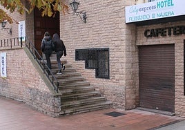 Dos jóvenes se asoman curiosas a la recepción del hotel, todavía cerrado, durante este viernes.