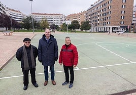 El presidente de la asociación, José Antonio Fernández (derecha), con el vicepresidente Carlos Ezquerro (centro) y un vecino y socio, en el parque de Los Lirios.