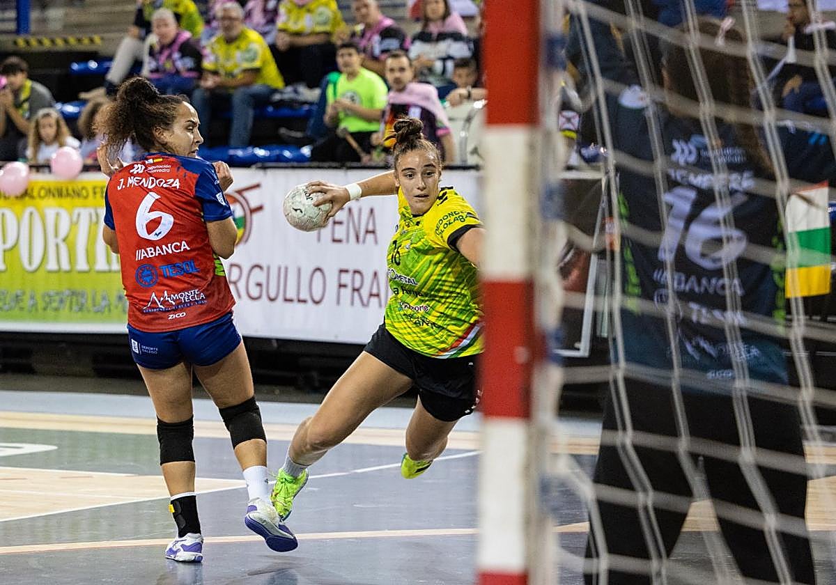 La pivote Paula Morales lanza a portería.