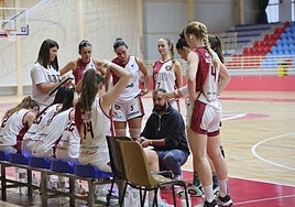 Dani Rubio habla con sus jugadoras en un tiempo muerto.