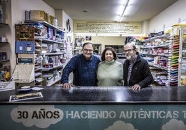 José Antonio y Miguel Ángel, los hermanos Izarra, flanquean a Milagros Hernández (24 años trabajando junto a ellos).