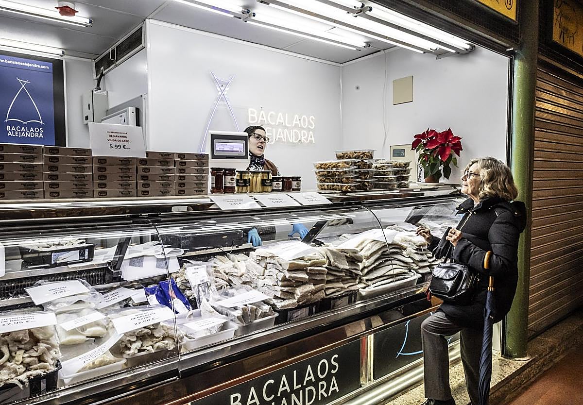 Pilar Munilla le hace un pedido de bacalao a Sara García.
