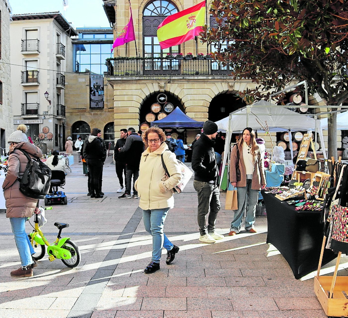 La plaza de la Paz de la localidad jarrera se llenó durante la mañana y la tarde de puestos con productos artesanos.