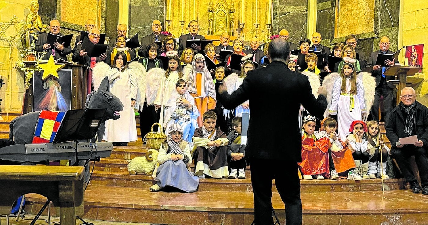 La Coral Najerense canta su tradicional pregón de Navidad