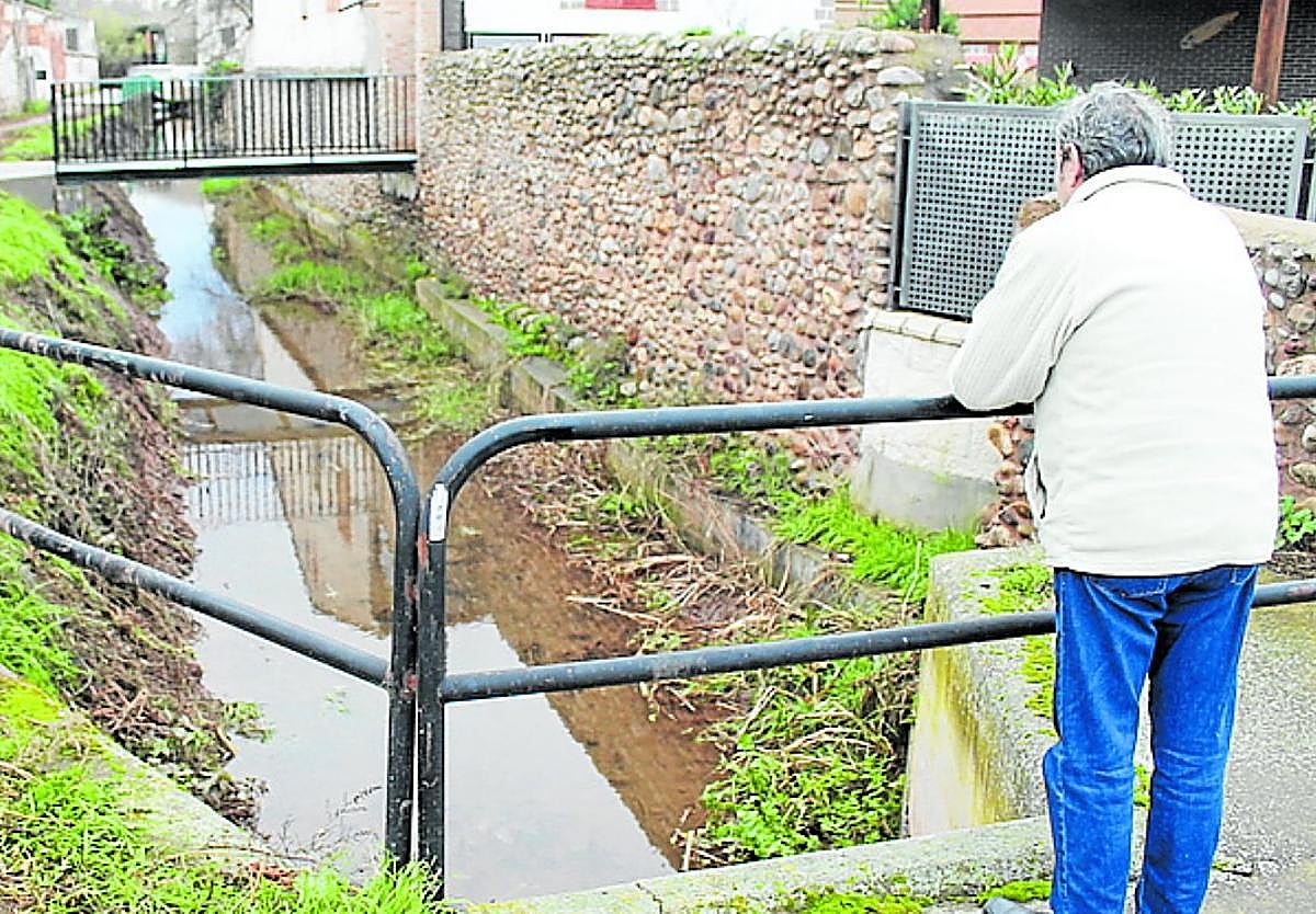 Un vecino de la calle San Francisco observa el cauce limpio.