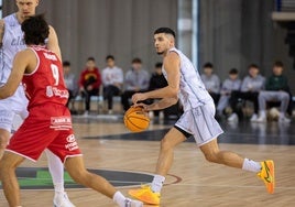 Aolberto Moreno avanza con el balón en un encuentro anterior.