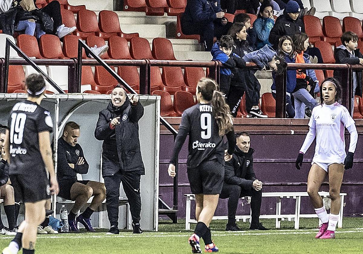 Héctor Blanco da instrucciones a sus jugadoras.