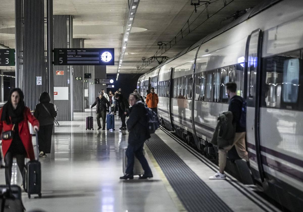 Llegada de viajeros a la estación de tren de Logroño.