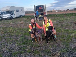 Paula, con Kora, y Elena, con Giulia, en la travesía.