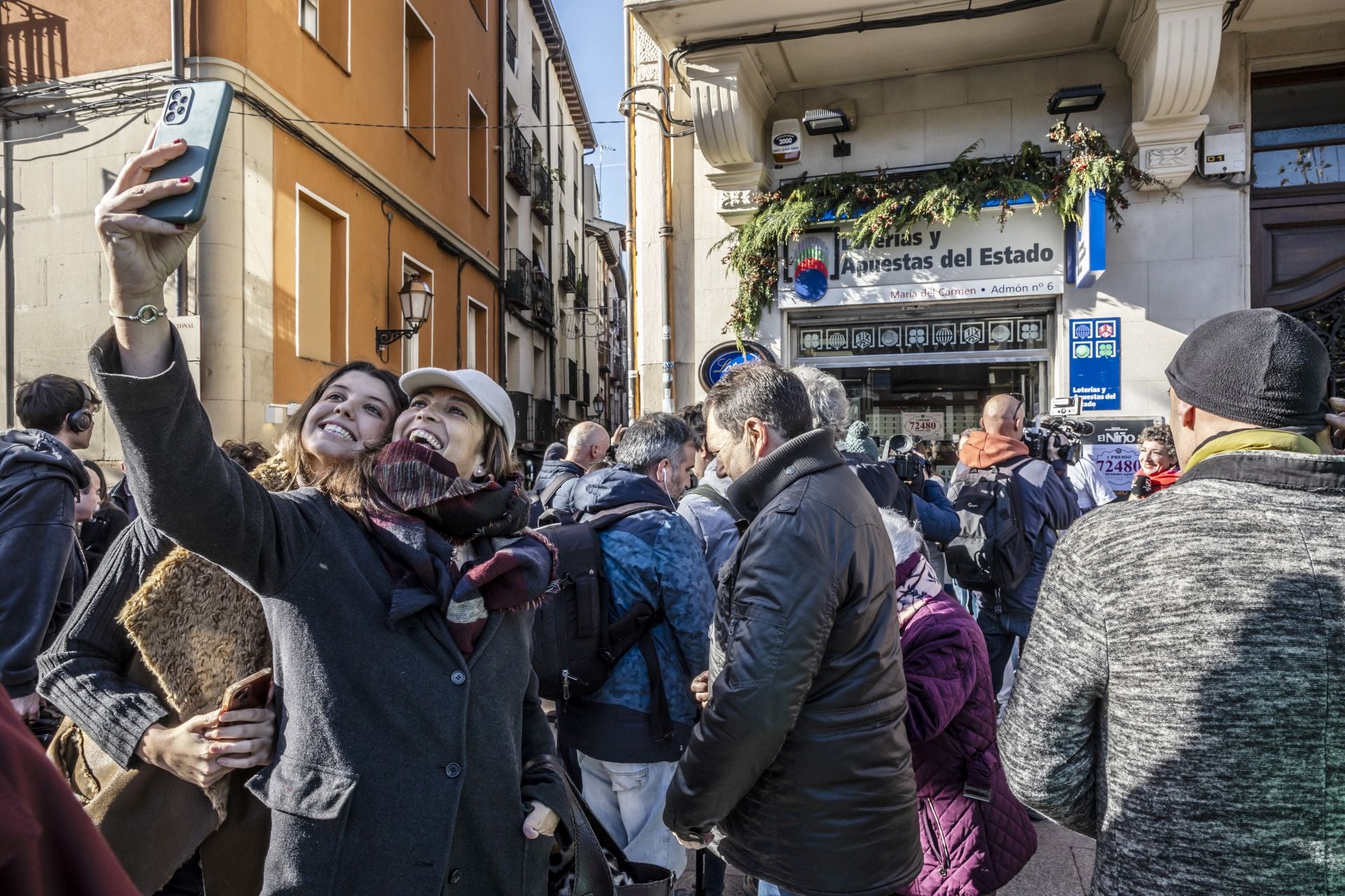 Los selfis se han sucedido a las puertas de la administración número 6 de Logroño.