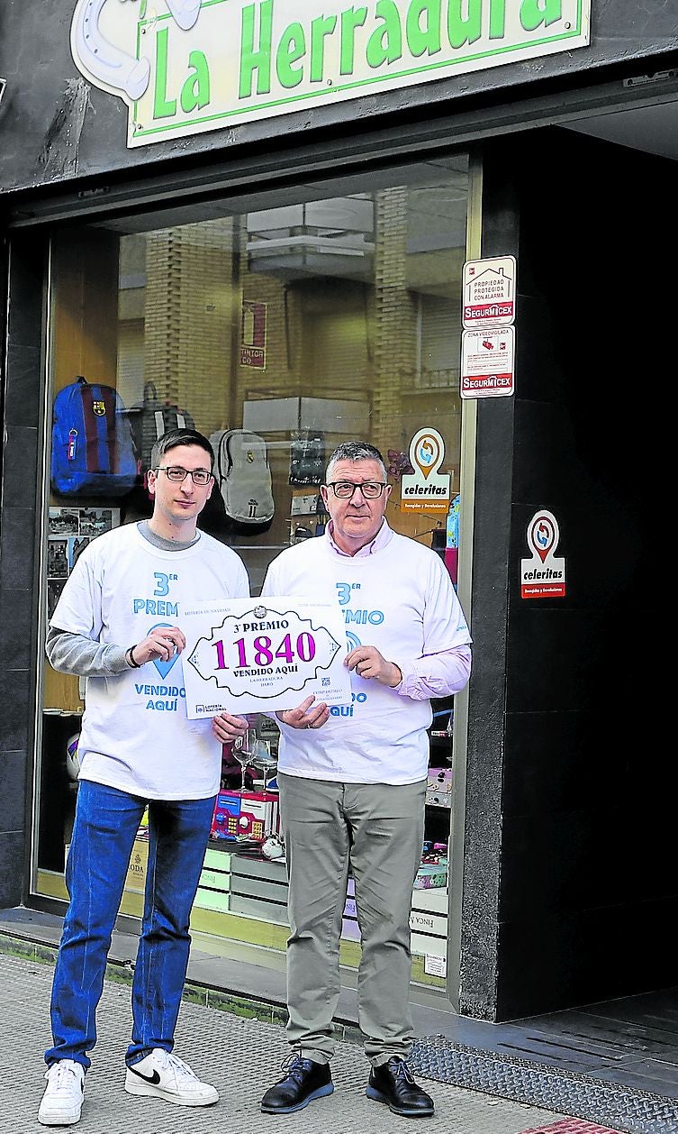 Borja y Javier, a las puertas de la administración jarrera, donde se vendió el tercer premio.