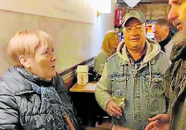 Nieves y Ricardo, en el bar García, de la San Juan, sin premio pero contentos.