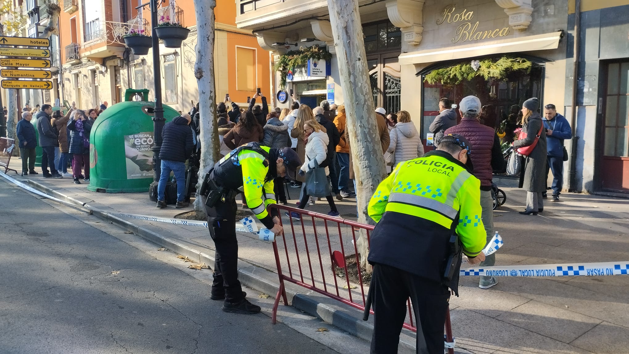 La Policía Local se ha encargado de acordonar la zona de la administración ante la expectación despertada por haber vendido el Gordo.