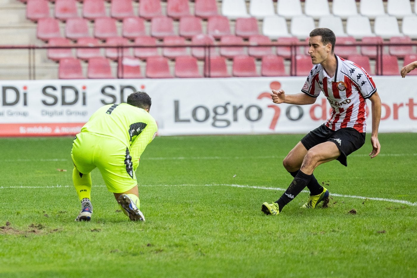 El delantero de la SD Logroñés Álvaro se lamenta por no llegar al balón antes que el portero rival.