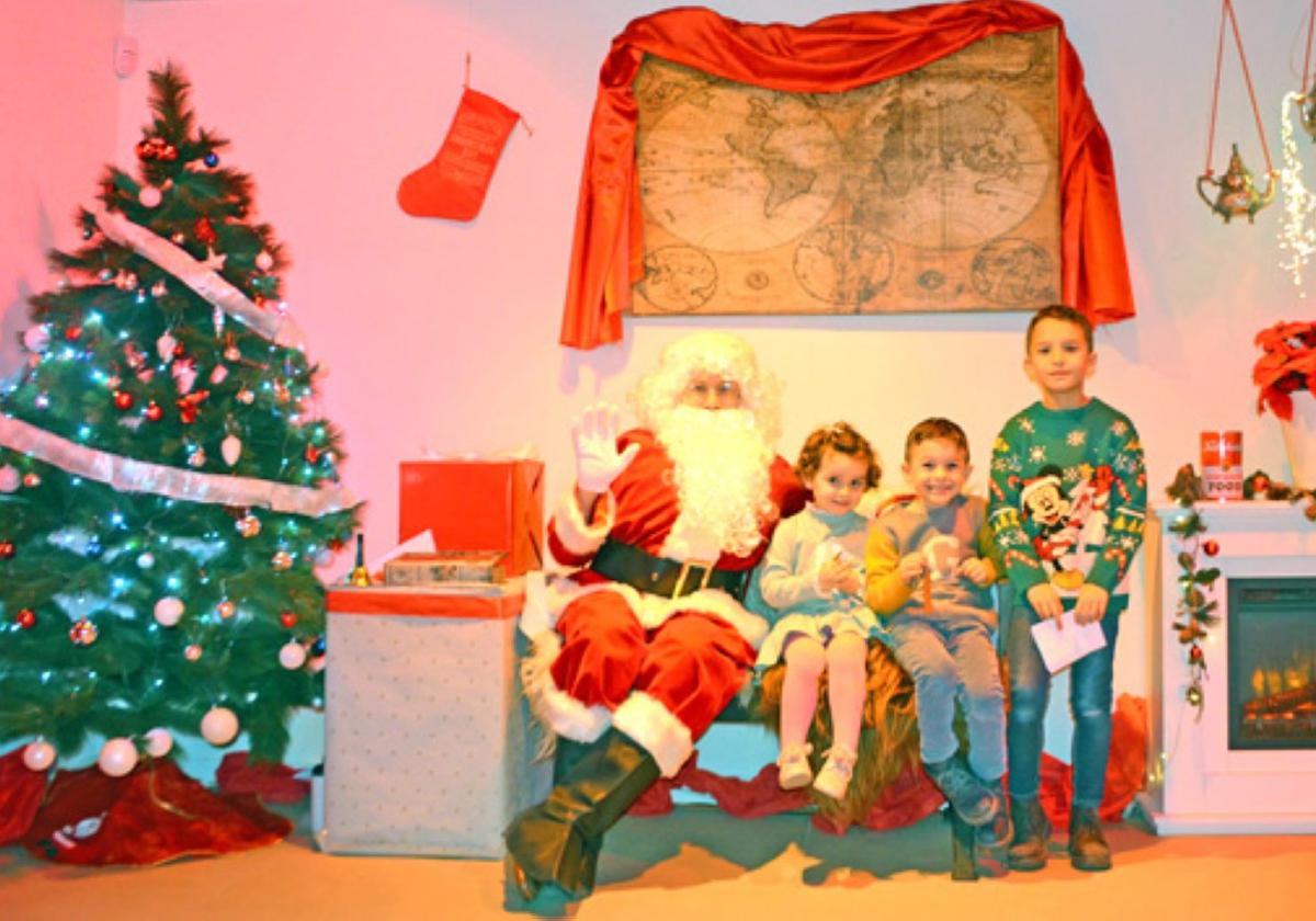 Un grupo de niños, con Papá Noel, ayer en su 'casa' calagurritana.