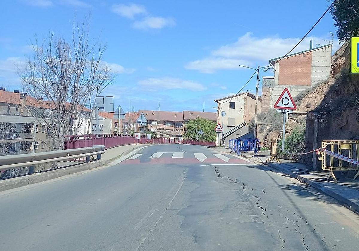 Firme agrietado y con desnivel en la LR-255 en Albelda de Iregua.