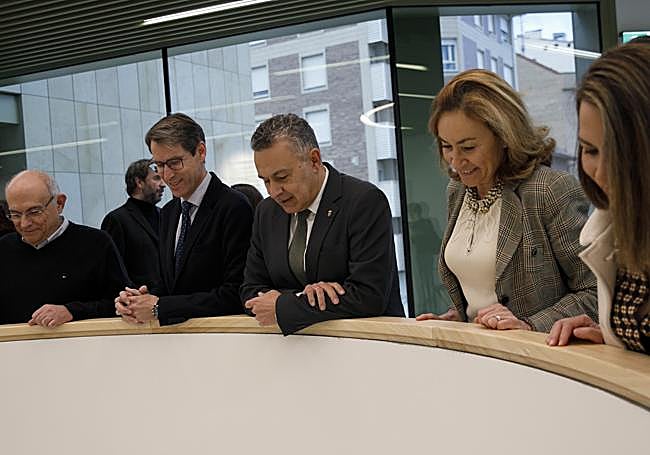 Pedro Marco, Gonzalo Capellán, Conrado Escobar, María Martín y la arquitecto Eva Aransay, en una de las plantas superiores del centro sanitario.