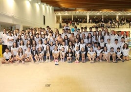 Foto de familia de Iván Martínez Sota con el resto de competidores en el Autonómico de invierno.