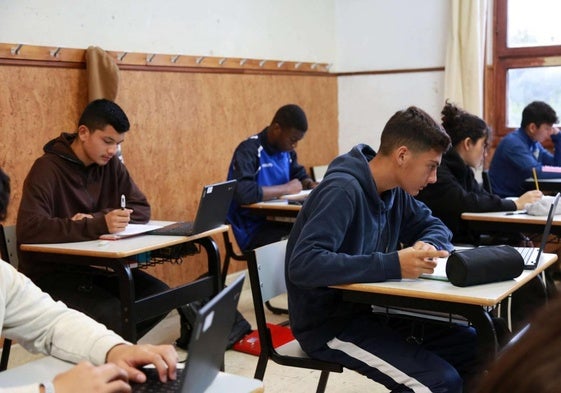 Alumnos inmigrantes en el aula de un colegio en una imagen de archivo.