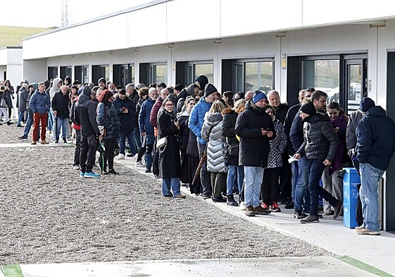 Fila en Valdegastea, el lunes, para comprar entradas para la Copa.