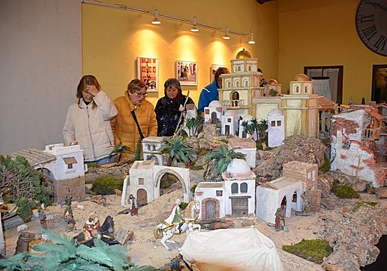 Varias personas visitan el belén de la Asociación de Vecinos del Casco Antiguo de Calahorra