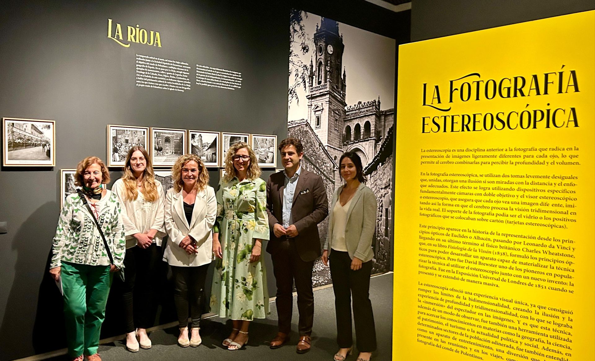 Susana Alcalde, con vestido verde de flores, durante la presentación de una exposición en Nájera.