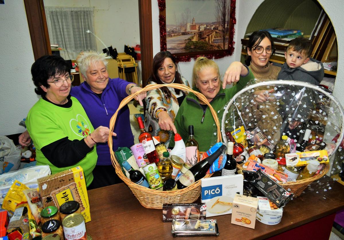 Las voluntarias de la asociación Alberite Solidario posan con dos de las cestas de Navidad que donarán a familias desfavorecidas.