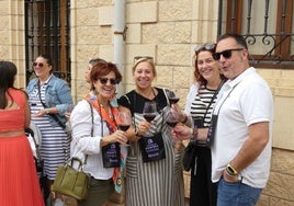 Un grupo de amigos brindaba en la última jornada de puertas abiertas de las bodegas de Ábalos.