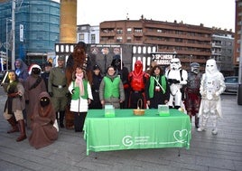 El Squad Cierzo de la Legión 501 Spanish Garrison, ayer en el Mercadal con varias voluntarias de la AECC.