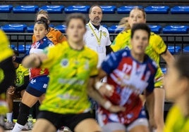 Juanjo González observa una jugada en un partido anterior.