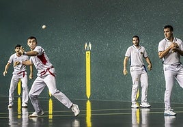 Imagen de un partido de pelota aficionada en el Adarraga con Oscar, Medel (de rojo ambos), Lerena y Cabrerizo (de azul).
