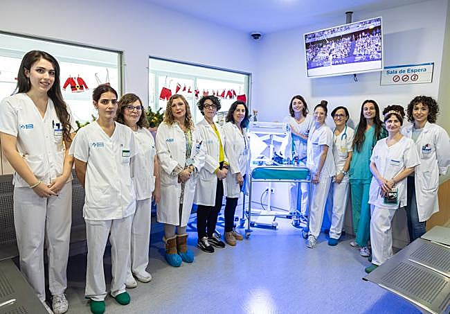 Laura Cebollero, Sheila Royo, Estíbaliz Eraña, Beatriz Angulo, Teresa Sufrate, Elena Garrote , María Ángeles Calvo, Estela Colado, Inés Esteban, María de Pablo, Juana Ruiz-Clavijo e Isabel Martínez, en la Unidad de Neonatos del Hospital San Pedro.