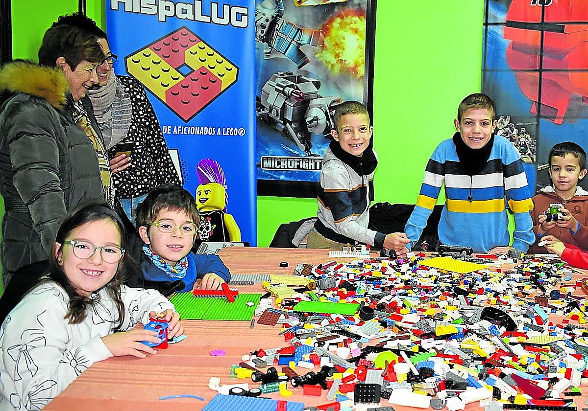 Taller de Lego en el cuarto de la Peña El Sol organizado por el Club Cultural y de Coleccionismo 'El Lazarillo' de Calahorra.