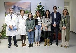 Las tres farmacéuticas, Andrea Muñoz, Sheila Galilea y Andra Serrano, flanqueadas por Luis Ángel González, Begoña Ganuza Gonzalo Aparicio y María Martín, en el Hospital San Pedro.