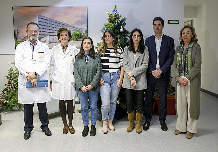 Las tres farmacéuticas, Andrea Muñoz, Sheila Galilea y Andra Serrano, flanqueadas por Luis Ángel González, Begoña Ganuza Gonzalo Aparicio y María Martín, en el Hospital San Pedro.