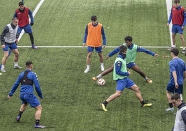 Los jugadores de la SD Logroñés realizan un rondo durante un entrenamiento en Pradoviejo.