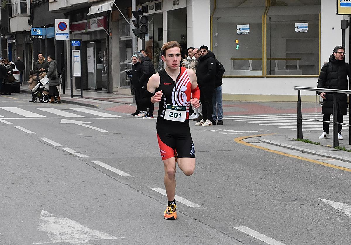 Los calagurritanos disfrutan la San Silvestre en la calle